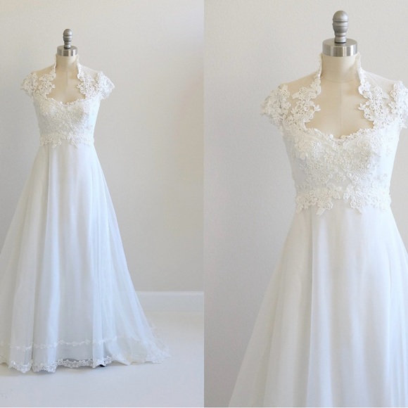 Elegant White Lace Wedding Dress - Picture 1 of 7